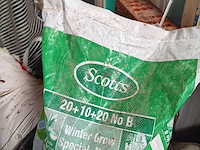 Lot 8 - diverse strooimaterialen voor tuin - afbeelding 4 van  4