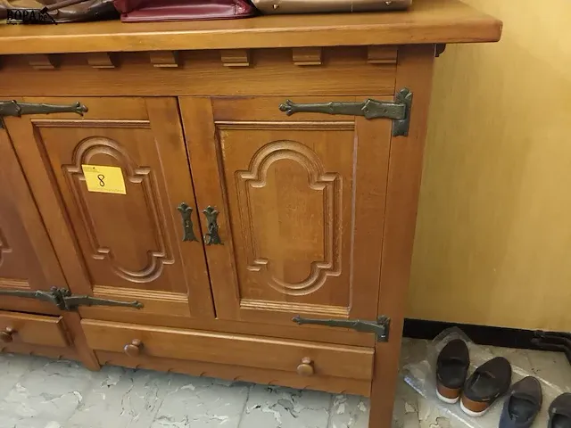 Lot 8 - houten dressoir kast - afbeelding 3 van  3