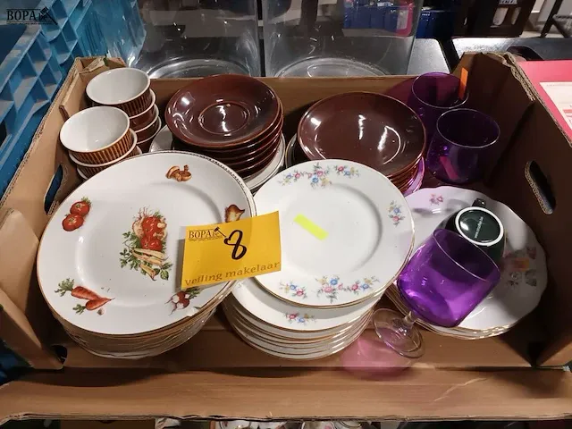 Lot 8 - huisraad. 1 doos - afbeelding 1 van  5