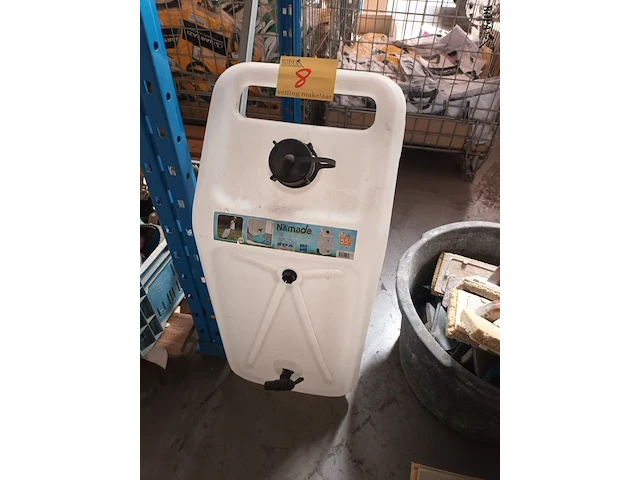 Lot 8 - jerrycan op wielen - afbeelding 1 van  4