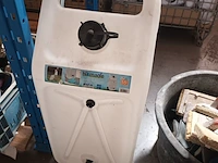 Lot 8 - jerrycan op wielen - afbeelding 1 van  4