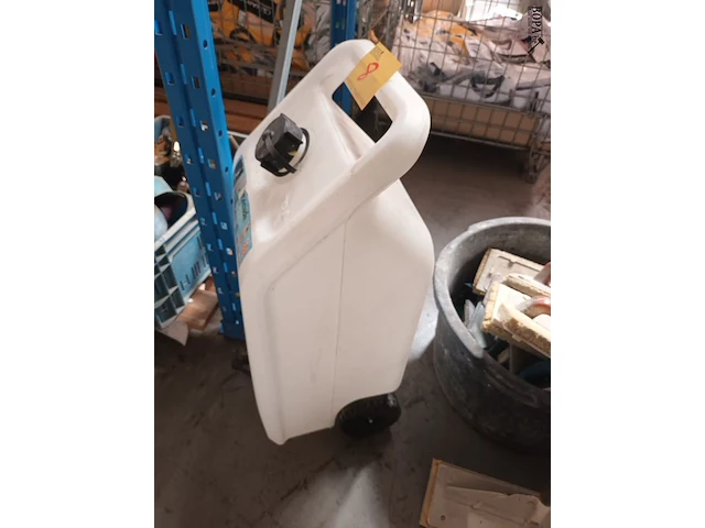 Lot 8 - jerrycan op wielen - afbeelding 3 van  4