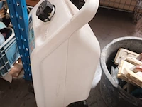 Lot 8 - jerrycan op wielen - afbeelding 3 van  4