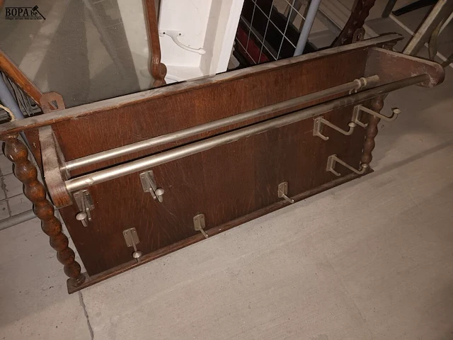Lot 8 - kapstokken, spiegel en krantenrekje - afbeelding 2 van  5