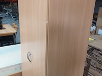 Lot 8 - kleerkast - afbeelding 2 van  3