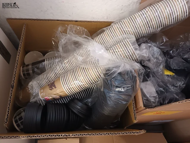 Lot 8 - koffiebekers en papieren zakken - afbeelding 2 van  5