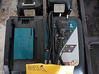 Lot 8 - lader en batterijen makita - afbeelding 1 van  3