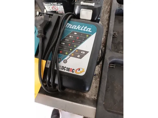 Lot 8 - lader en batterijen makita - afbeelding 2 van  3