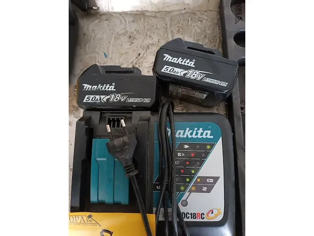 Lot 8 - lader en batterijen makita - afbeelding 3 van  3