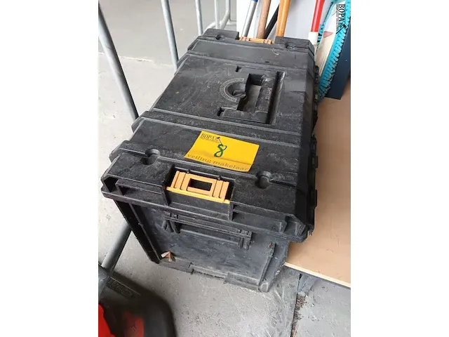 Lot 8 - lege dewalt pvc materiaalkoffer - afbeelding 1 van  3