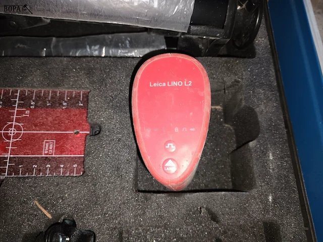 Lot 8 - leica lazer met statief - afbeelding 4 van  5