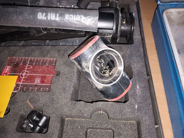 Lot 8 - leica lazer met statief - afbeelding 5 van  5