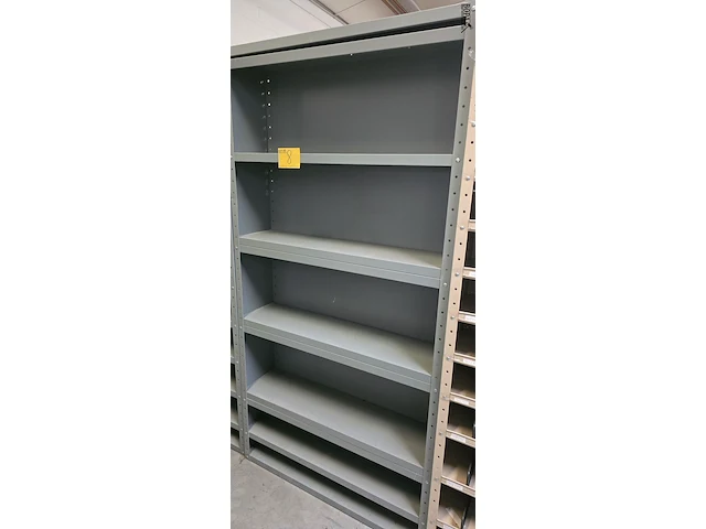 Lot 8 - open metalen kast met 9 legplanken. - afbeelding 1 van  1