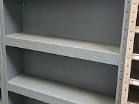 Lot 8 - open metalen kast met 9 legplanken. - afbeelding 1 van  1