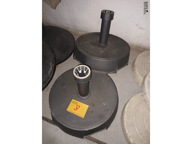 Lot 8 - parasolvoet. 2 stuks - afbeelding 1 van  2