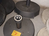 Lot 8 - parasolvoet. 2 stuks - afbeelding 1 van  2