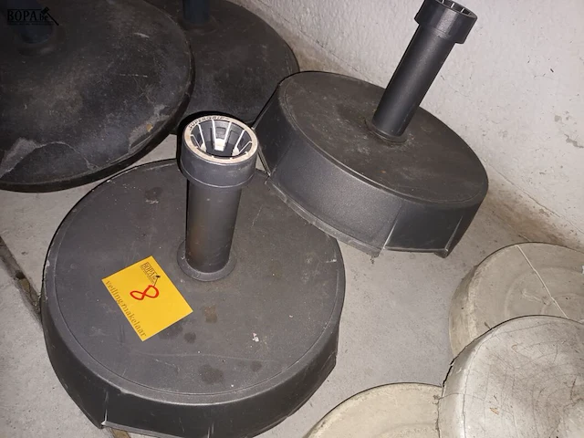 Lot 8 - parasolvoet. 2 stuks - afbeelding 2 van  2