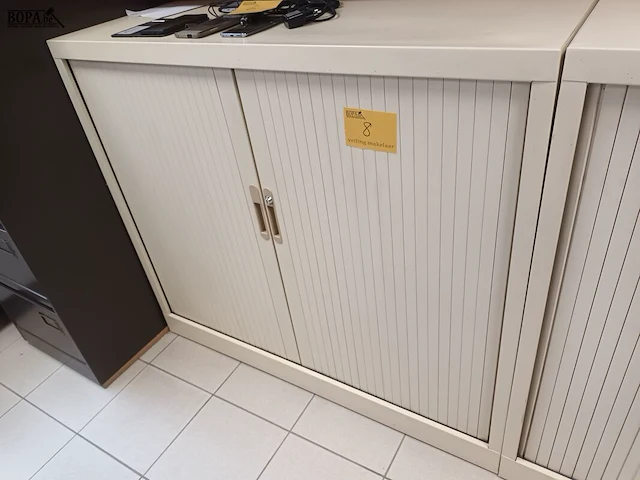 Lot 8 - roldeurkast - afbeelding 1 van  2