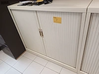 Lot 8 - roldeurkast - afbeelding 1 van  2