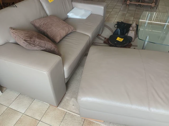 Lot 8 - sofa met poef - afbeelding 4 van  4