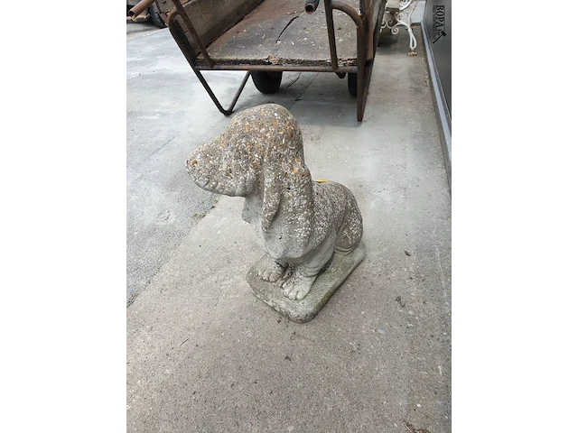 Lot 8 - vintage beeld beton hond - afbeelding 3 van  4