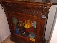 Lot 8 - vitrine kastje