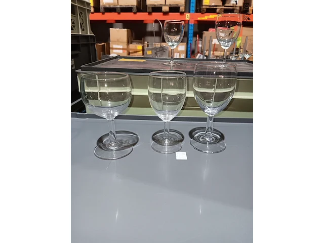 Lot 8 - wijnglazen 120 stuks - afbeelding 1 van  2