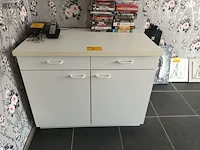 Lot 8 - witte lage kast - afbeelding 1 van  3