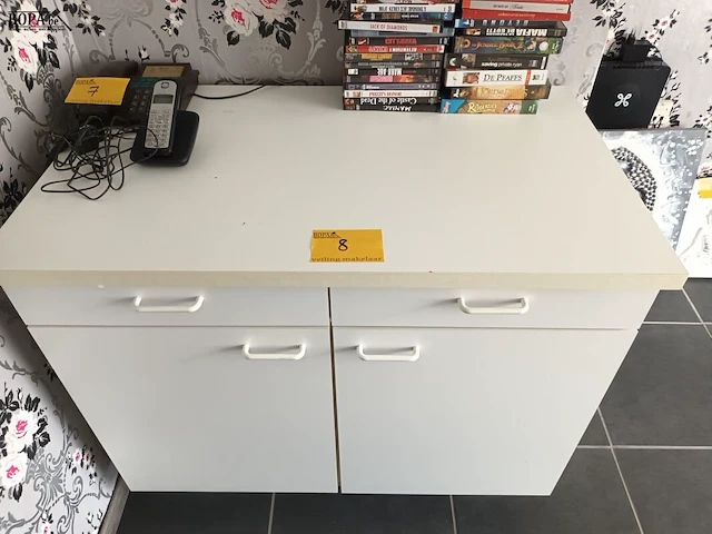 Lot 8 - witte lage kast - afbeelding 2 van  3