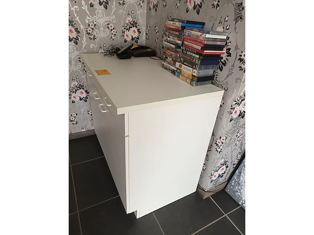 Lot 8 - witte lage kast - afbeelding 3 van  3