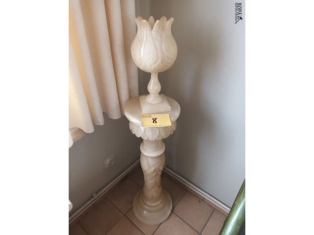 Lot 8 - zuil en lamp in albast - afbeelding 1 van  4
