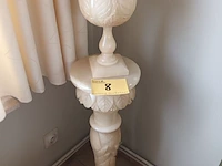 Lot 8 - zuil en lamp in albast - afbeelding 1 van  4