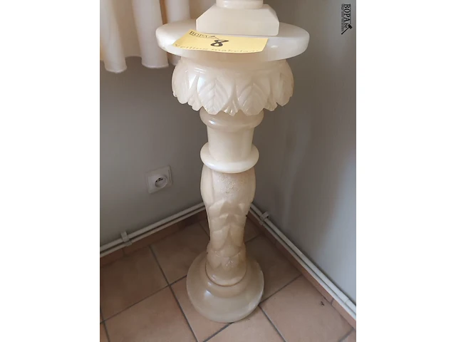 Lot 8 - zuil en lamp in albast - afbeelding 3 van  4
