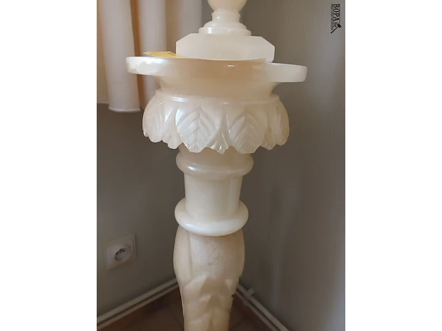 Lot 8 - zuil en lamp in albast - afbeelding 4 van  4