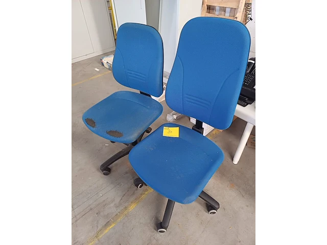 Lot 80 - bureaustoel. 2 stuks (h) - afbeelding 1 van  3