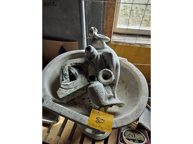Lot 80 - fontein met beeld - afbeelding 2 van  2