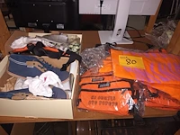 Lot 80 - heuptasjes en een paar schoenen - afbeelding 1 van  3