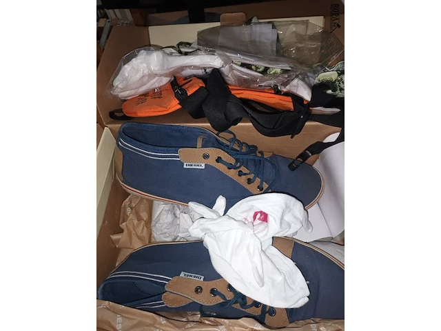 Lot 80 - heuptasjes en een paar schoenen - afbeelding 2 van  3