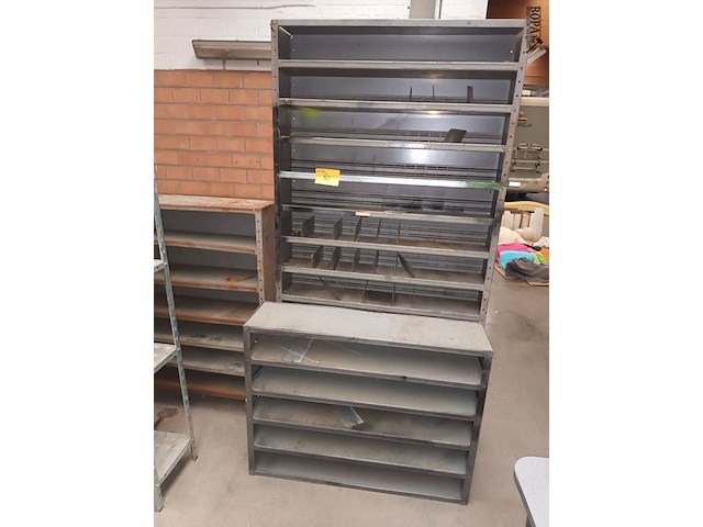 Lot 80 - metalen wandrek. 3 stuks - afbeelding 1 van  4