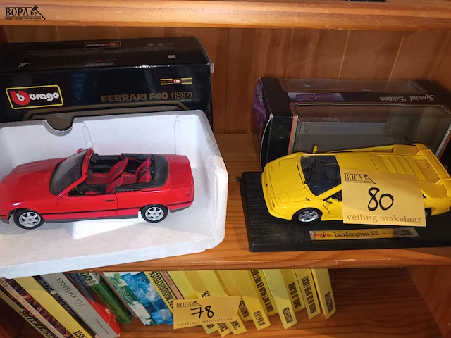 Lot 80 - model auto’s. 2 stuks - afbeelding 1 van  6
