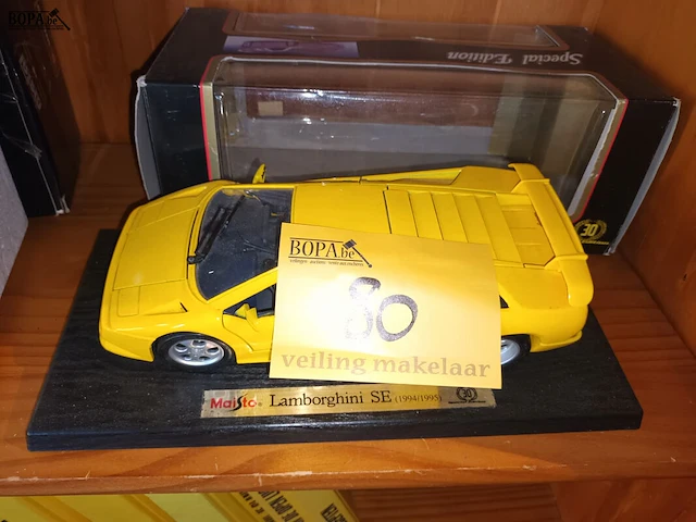 Lot 80 - model auto’s. 2 stuks - afbeelding 2 van  6