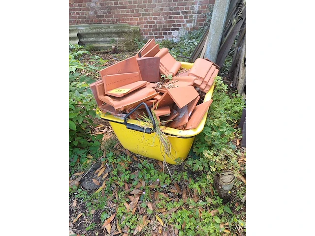 Lot 80 - mortelbak met inhoud van dakpannen - afbeelding 1 van  4