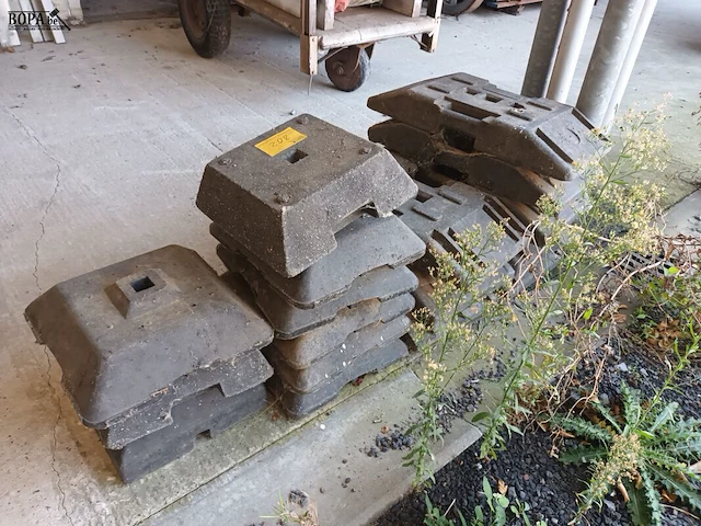 Lot 802 - voeten voor signalisatieborden en werfhekkens. 17 stuks - afbeelding 3 van  3