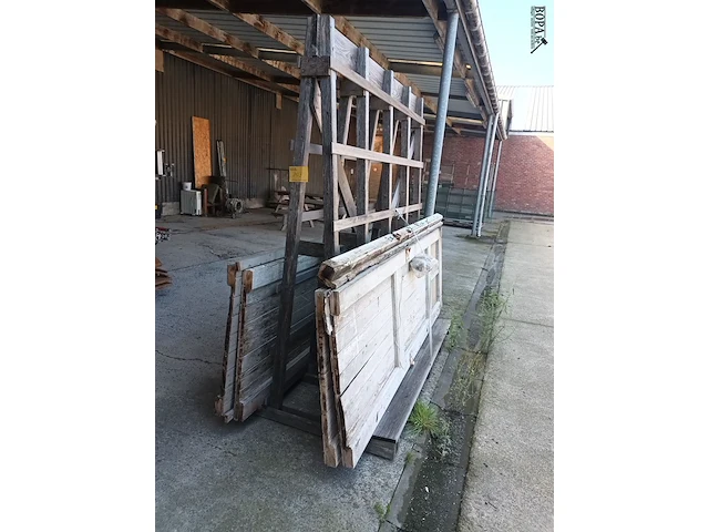 Lot 803 - houten bok met inhoud - afbeelding 3 van  3