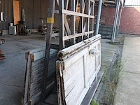 Lot 803 - houten bok met inhoud - afbeelding 3 van  3