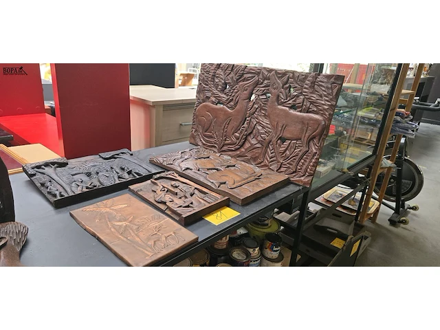 Lot 81 - afrikaanse panelen met relief snijwerk en metalen paneel - afbeelding 1 van  6
