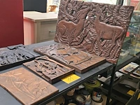 Lot 81 - afrikaanse panelen met relief snijwerk en metalen paneel - afbeelding 1 van  6