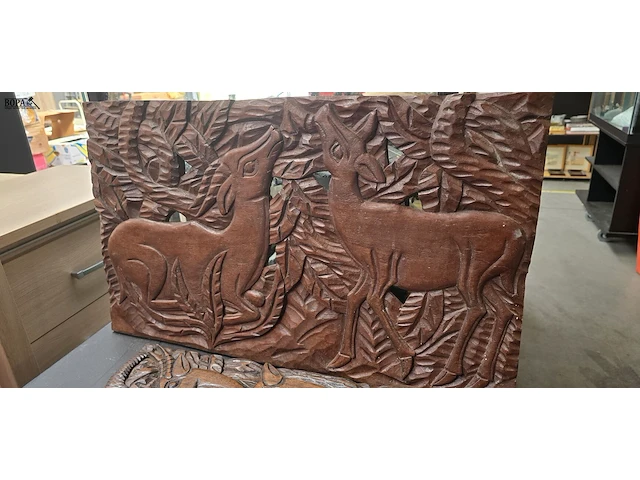 Lot 81 - afrikaanse panelen met relief snijwerk en metalen paneel - afbeelding 2 van  6