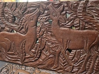Lot 81 - afrikaanse panelen met relief snijwerk en metalen paneel - afbeelding 2 van  6