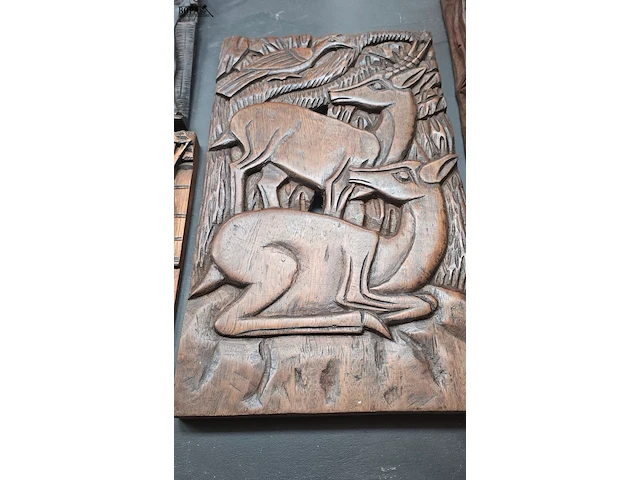 Lot 81 - afrikaanse panelen met relief snijwerk en metalen paneel - afbeelding 3 van  6
